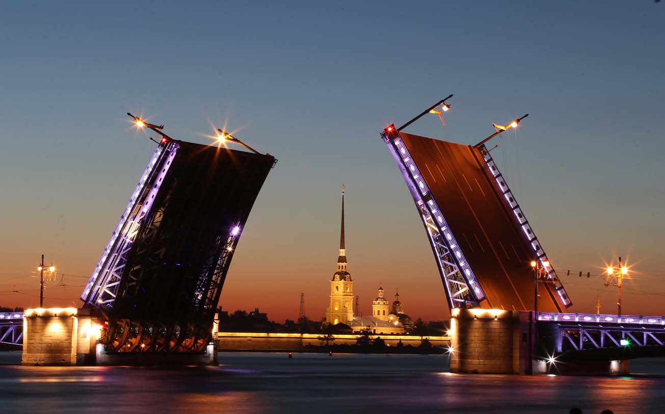 Navigating the Waterways: A Romantic Evening in Saint Petersburg